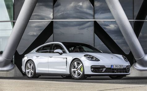 2023 Porsche Panamera photos - 1/1 - The Car Guide