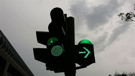 Traffic light Green Arrow Flashing with Green Light at Tuas - YouTube