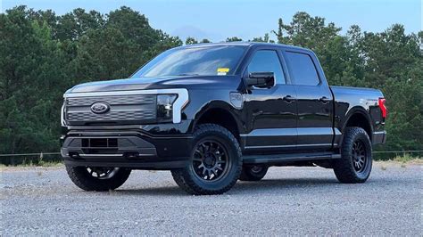 Lifted Ford F-150 Lightning Looks Cool, But Loses A Lot Of Range