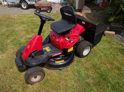 30 inch lawn garden tractor TroyBuilt with twin bagger Campbell River, Comox Valley