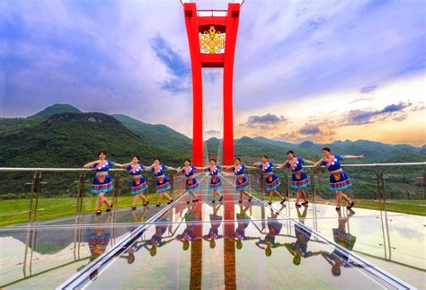 Majestic glass bridge opens in the Huangchuan three gorges scenic area - Åvontuura