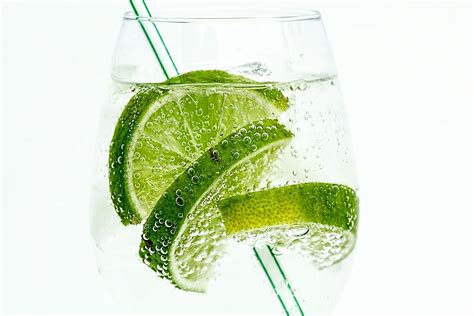 Is Sparkling Water As Healthy As Regular Water? | Cocktail, Bere, Bevande