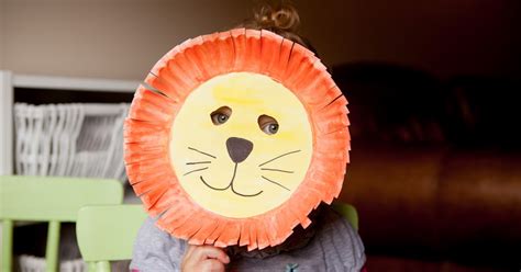 Mommy Minutes: Paper Plate Lion Mask