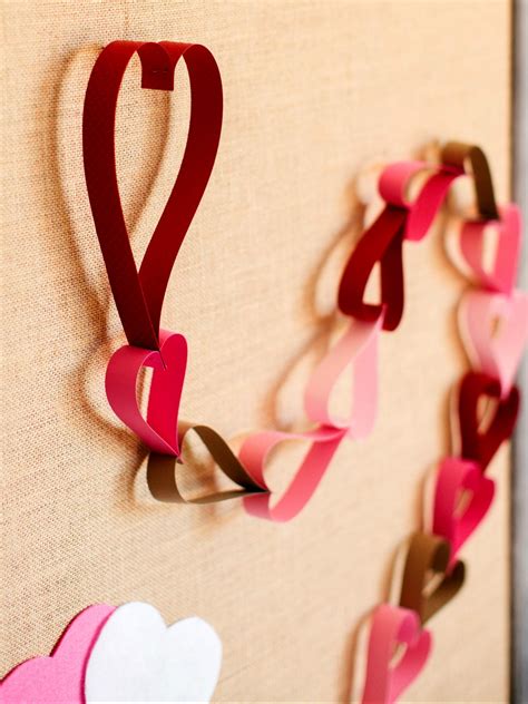 How to Make a Valentine's Day Countdown Paper Chain | how-tos | DIY