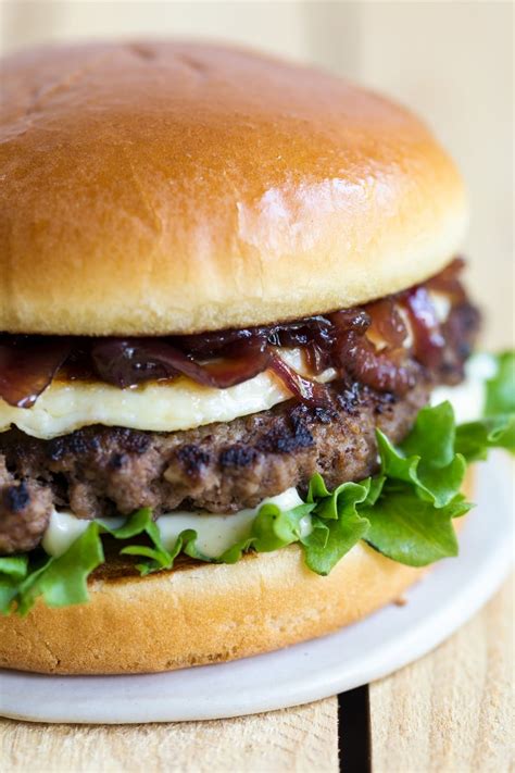 Caramelized onion relish for hamburgers • Electric Blue Food - Kitchen stories from abroad