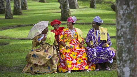 Traditional Clothing from the world : Surinamese women, Suriname, by Frans Lemmens