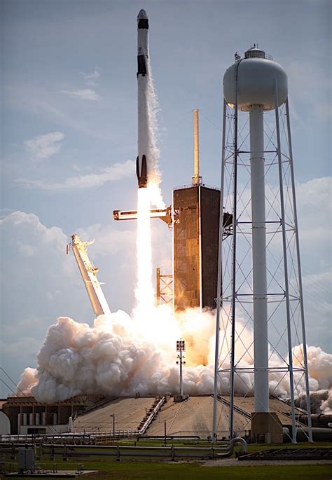 Here Are the Glorious HD Photos of the SpaceX Crew Dragon Launch - autoevolution