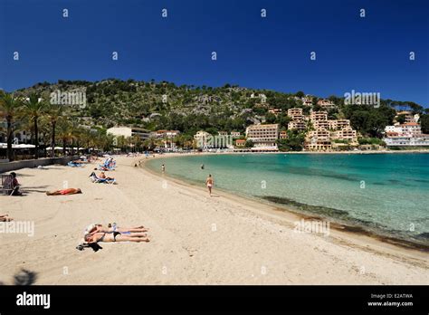 Spain, Balearic Islands, Mallorca, Puerto Soller (Port of Soller), beach with clear waters Stock ...