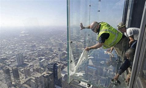 Willis Tower's Glass Skydeck Is Broken And Terrifying (8 pics)