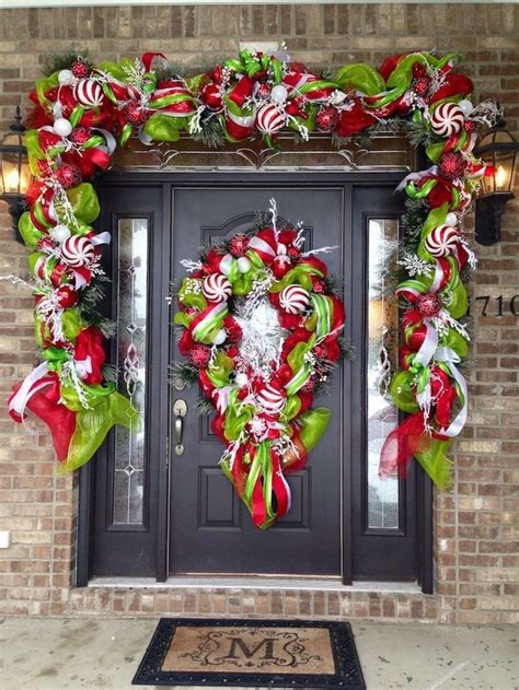 green-and-red-tulle-garland-with-baubles-and-ribbons-outdoor-christmas-decorations-ideas-on ...