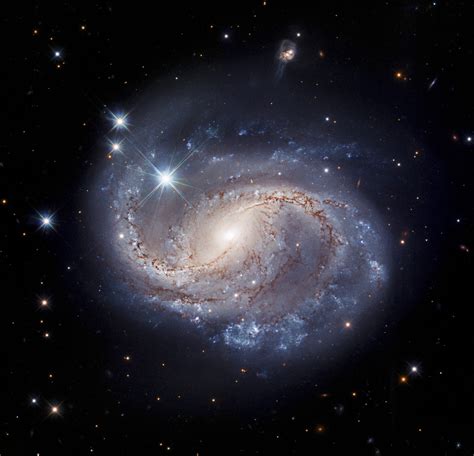 Hubble Captures Majestic Barred Spiral - SpaceRef