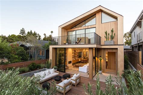 Delightful Scandinavian Style Venice Beach Residence in Wood and White