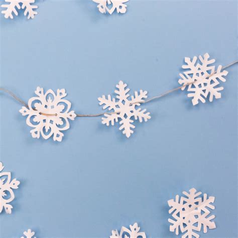 Let It Snow With Our DIY Snowflake Garland – Makeful