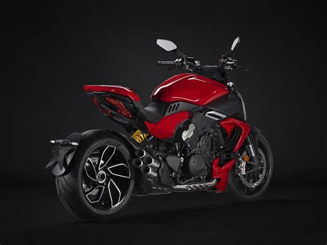 2023 Ducati Diavel V4 is a $40,000 Muscled-Up Cruiser with Superbike Power | Man of Many