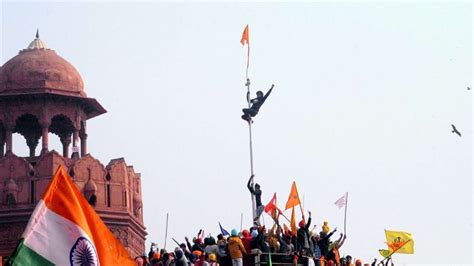 Did protesters wave Khalistani flag at Red Fort? Here's the truth