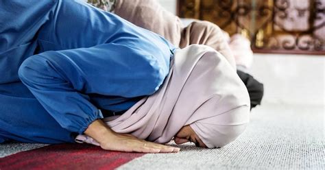 Mengenal Pengertian dan Tata Cara Sujud Sajadah yang Bisa Kamu Lakukan - Blibli Friends