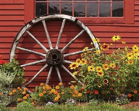 Image result for wagon wheel decor ideas Outdoor Projects, Garden Projects, Garden Ideas, Rustic ...