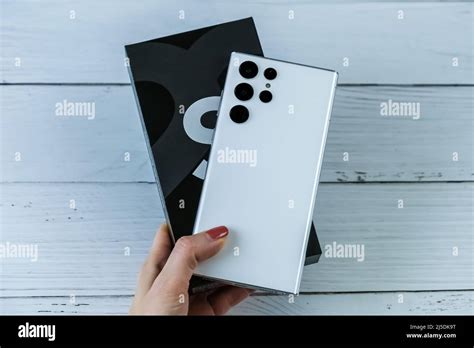 Samsung Galaxy S22 Ultra in phantom white Stock Photo - Alamy