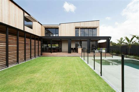 Photo 2 of 8 in Modular Beach Home in Australia by Tim Hanrahan - Dwell