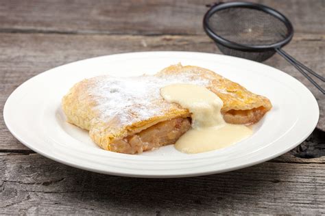 Apple strudel with vanilla sauce | Ohmydish