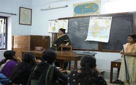 Deshbandhu College for Girls Kolkata BBA Review by Student - Isha Shaw 13260 - CollegeBatch.com