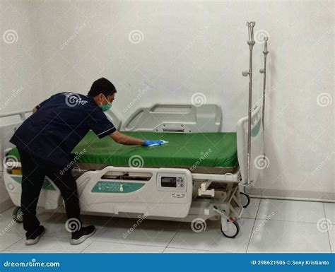 The Janitor is Cleaning the Patient Editorial Photo - Image of november, flooring: 298621506