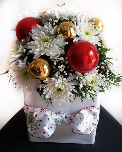 Christmas Flower Arrangement with Baubles | flowerandballooncompany.com