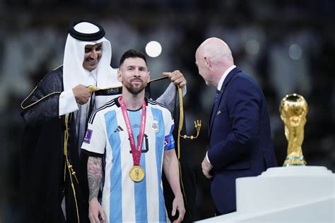 Lionel Messi wears Arab robe during World Cup trophy lift - Futbol on FanNation