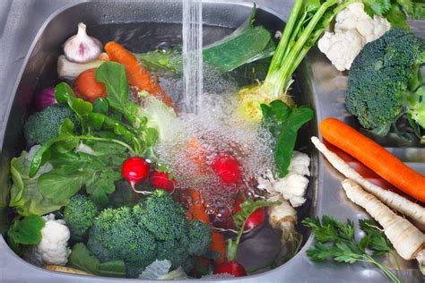 Washing Fresh Vegetables - How To Wash Vegetables From Garden