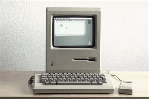 Apple Computer 1975 : The Apple 1 Computer 1976: 1975 White Ceramic 6502 CPU on ... : In june of ...