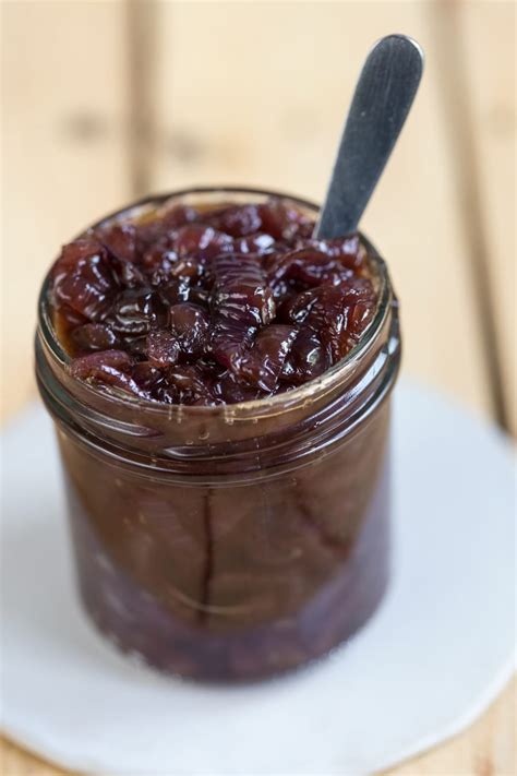 Caramelized onion relish for hamburgers • Electric Blue Food - Kitchen stories from abroad