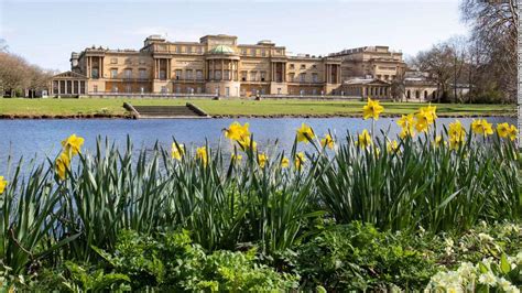 Queen opens Buckingham Palace gardens for picnics this summer