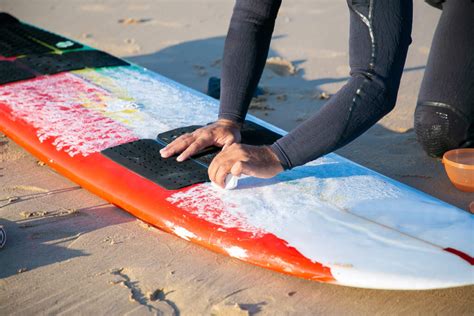 How to Wax a Surfboard - AsiaSurf.com