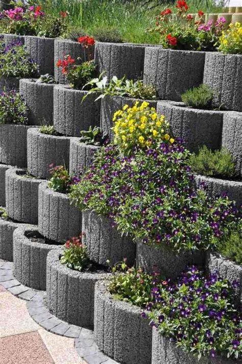 Retaining wall ideas – concrete planters as a supporting structure in garden