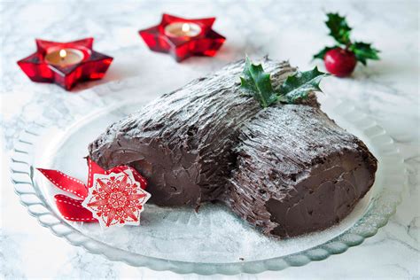 How to Create and Decorate a Yule Log for Christmas