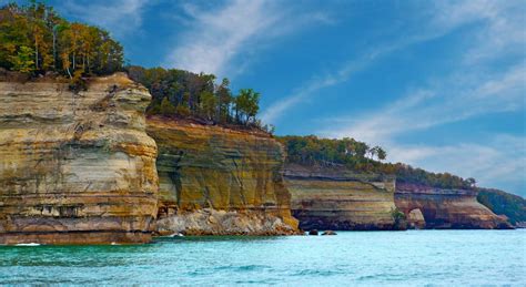 Pictured Rocks National Lakeshore, USA (with Map & Photos)