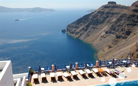 Hotels in Santorini: Caldera view or beachside? - Greeka.com Blog