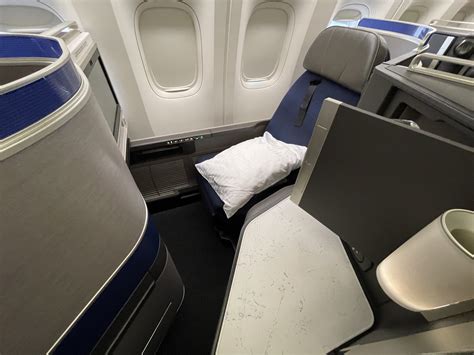 Review: United 777 Domestic First (Polaris) Los Angeles to Honolulu - TravelUpdate