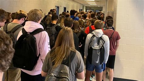 Student's school suspension revoked after her photo of crowded hallway goes viral - ABC News