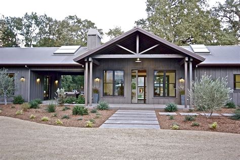 Modern Farmhouse Exterior Designs (25) - insidecorate.com | Ranch style homes, Modern farmhouse ...