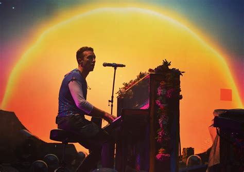 Chris Martin on the piano during 'Paradise' at Wembley Stadium [gracekrrogers] #AHFODtour # ...