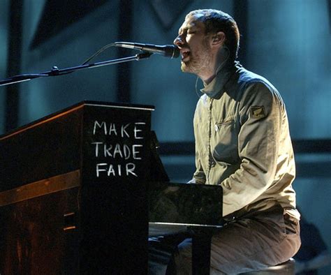 Chris Martin's piano spread his fair trade message during a | 40 Unforgettable MTV VMA Moments ...