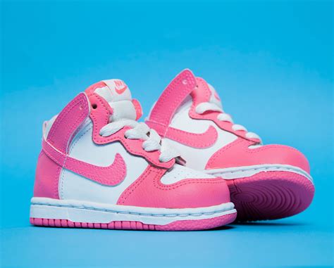 Tiny pink trainers are always cute. These Nike Dunk High trainers are no exception. | Schuhe