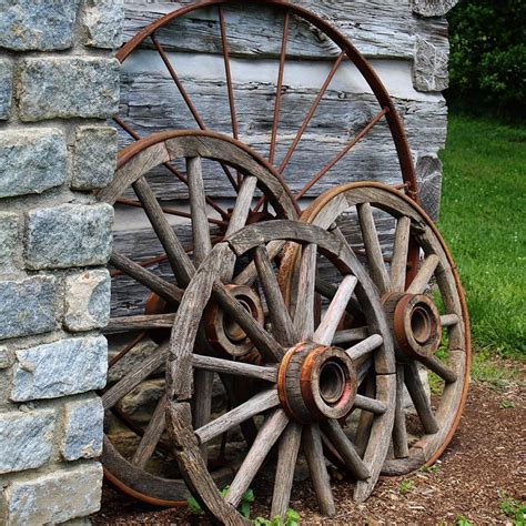 20 Incredible Ways to Use Old Wagon Wheels In Your Garden - How to Decorate With Wagon Wheels ...