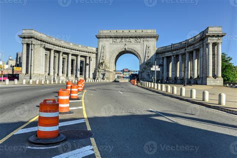 The triumphal arch and colonnade at the Manhattan entrance of the Manhattan Bridge in New York ...