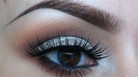 Here is How You Can Look Gorgeous With Glitter Eye Shadow