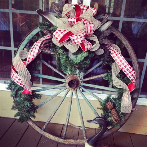 Wagon Wheel Christmas Decorating Ideas