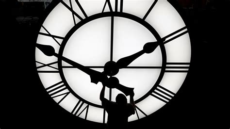 When do the clocks fall back? What to do as daylight saving time ends