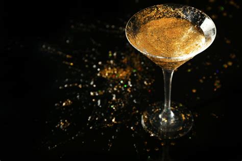 The Best Edible Glitter for Drinks - Cocktails Cafe