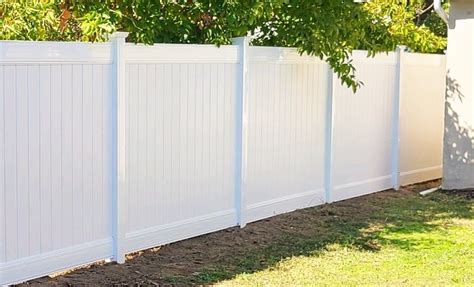 How to Choose the Right Vinyl Fence Color for Your Yard